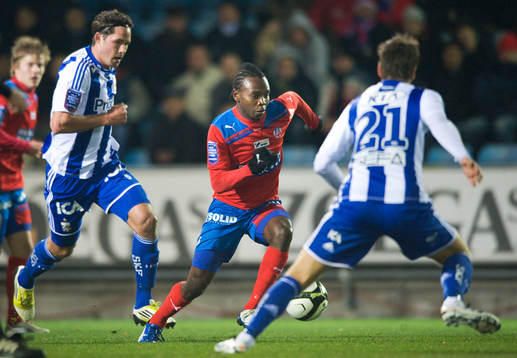 May Mahlangu, Helsingborg, dribblar Pontus Farnerud