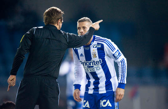 Kjetil Waehler, IFK Göteborg, tillrättavisas av domaren