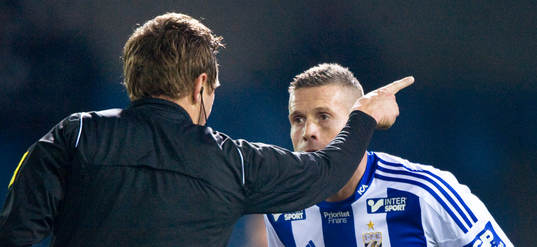 Kjetil Waehler, IFK Göteborg, tillrättavisas av domaren
