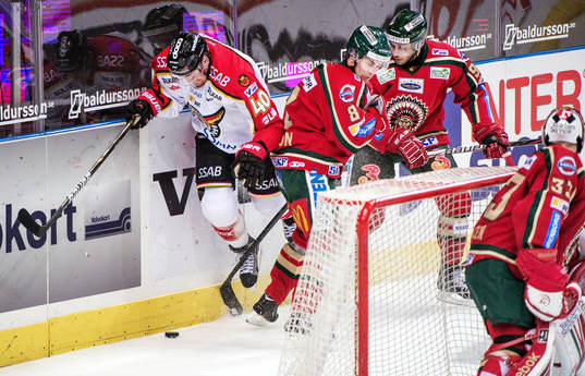 Sami Sandell, Luleå, tacklas av Fredrik Eriksson, Frölunda