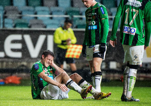 Kenneth Gustafsson, GAIS, sitter på gräset och tar sig