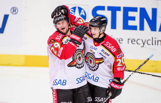 Chris Abbot, och Joonas Vihko, Luleå, jublar