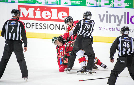 Robin Jacobsson, Luleå, i slagsmål med Per-Johan