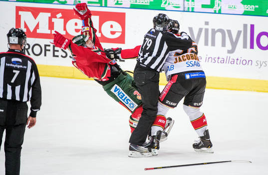 Robin Jacobsson, Luleå, i slagsmål med Per-Johan