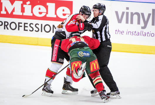Robin Jacobsson, Luleå, i slagsmål med Per-Johan