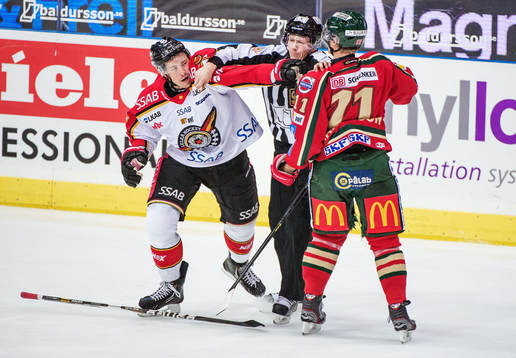Robin Jacobsson, Luleå, i slagsmål med Per-Johan