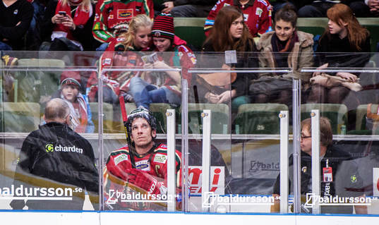 Joel Lundqvist, Frölunda, sitter och deppar i