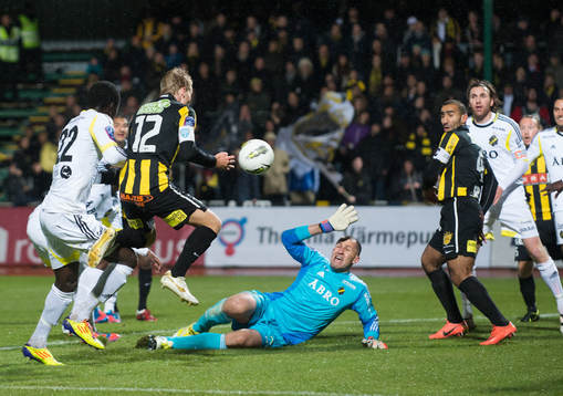 Oscar Lewicki, Häcken, gör 1-0 bakom Ivan Turina,