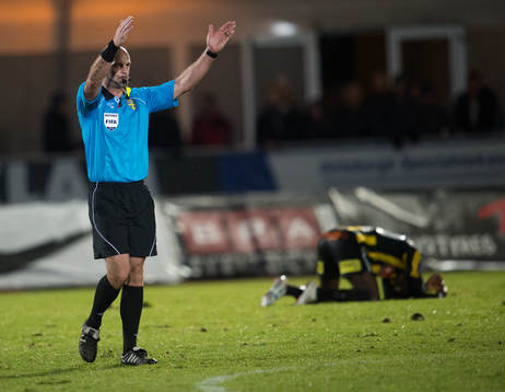 Domare Stefan Johannesson blåser av matchen och en