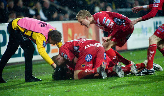 2-3, Matchhjälten Viktor Claesson, Elfsborg, grattas av