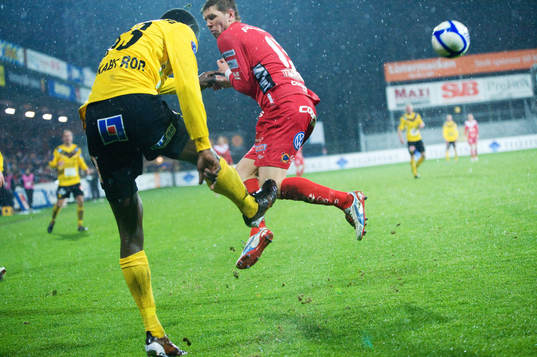 David Elm, Elfsborg och Gbenga Arokoyo, Mjällby. Rensning,