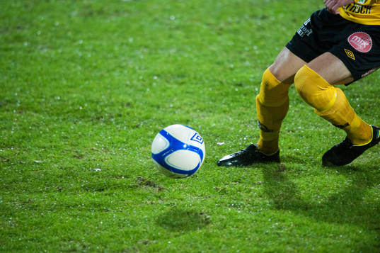 Fot, fotboll, skugga, strumpor, fotbollsskor