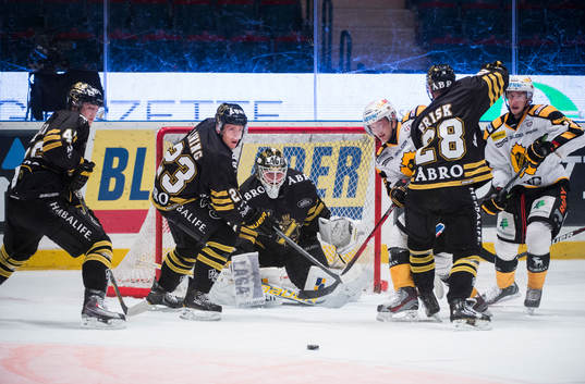 Alla ögon på pucken. Nicklas Jensen, Jonas Liwing, Niklas