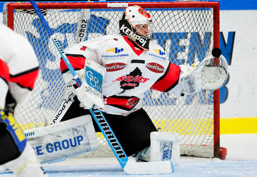 Andre Burakovsky, Malmö Redhawks, skjuter och pucken