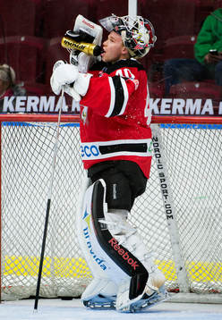Pontus Sjögren, målvakt, Malmö Redhawks, dricker vatten