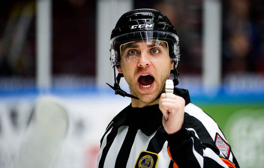 Shane Warschaw, domare, skriker åt båset i Asplöven