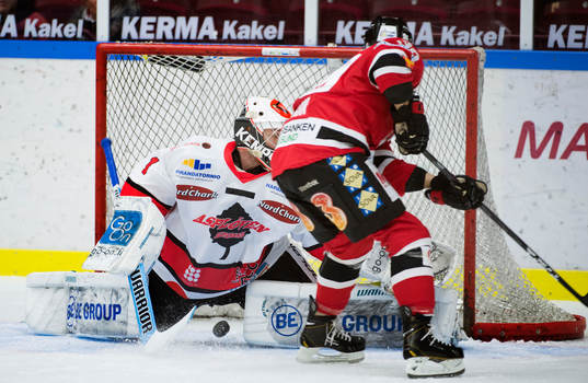 Mattias Persson, Malmö Redhawks, får en straff och