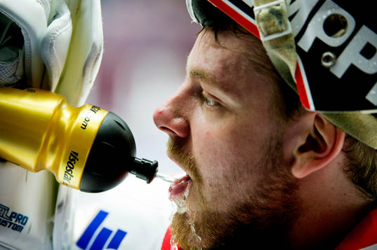 Joonas Kuusela, målvakt, Asplöven dricker vatten