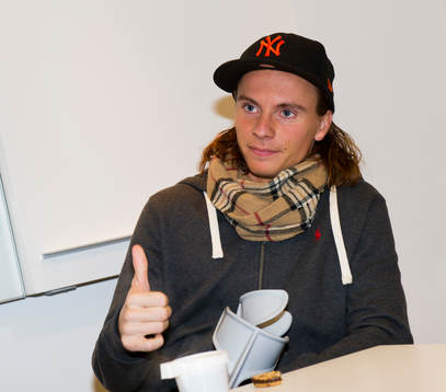 En nyopererad Niklas Hult, IF Elfsborg gör tummen upp