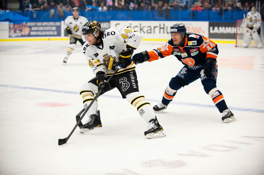 Josh MacNevin, AIK, framför Petr Vampola, Växjö