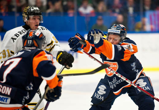 Niclas Lundgren, Växjö, försöker stoppa pucken