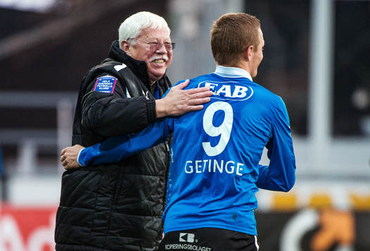 Sven Strömberg, materialförvaltare, kramas om av Gudjón