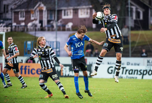 Fredrik Karlsson, Landskrona, tar ner bollen med armen