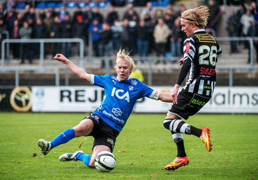 Kristoffer Thydell, Halmstad, går in och bryter bollen