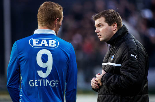 Jens Gustafsson, tränare Halmstad, pratar med Gudjón