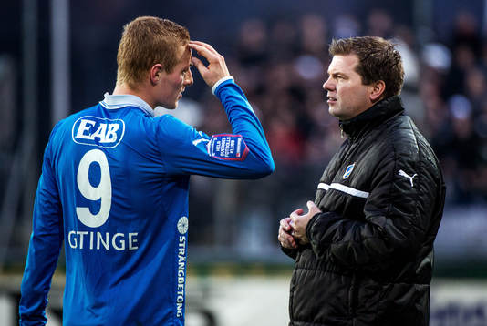 Jens Gustafsson, tränare Halmstad, pratar med Gudjón