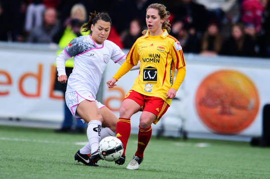 Malmös Alexandra Ray i strid om bollen med Tyresös Meghan