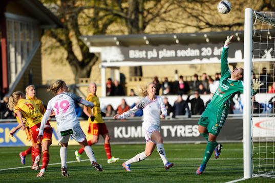 Carola Söberg, målvakt Tyresö ser bollen ta i ribban