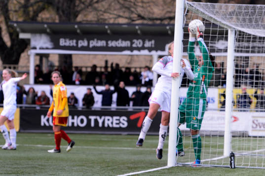 Katrin Schmidt, Malmö försöker nicka bollen fångad av