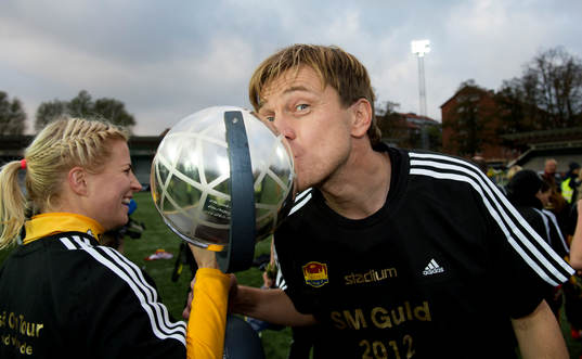 Tony Gustavsson, tränare Tyresö kysser pokalen,
