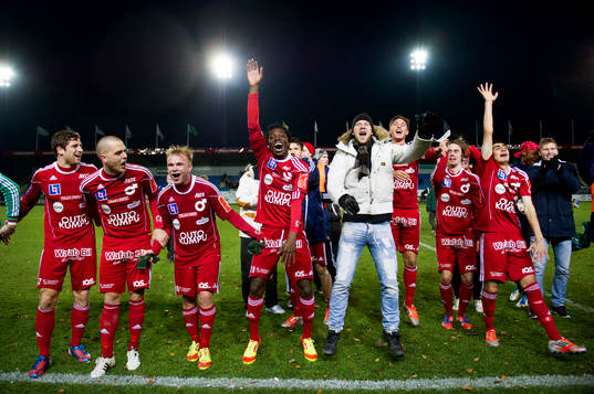 jublande glada spelare i Degerfors