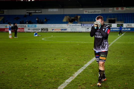 Fredrik Persson, målvakt Trelleborg, deppar och gråter