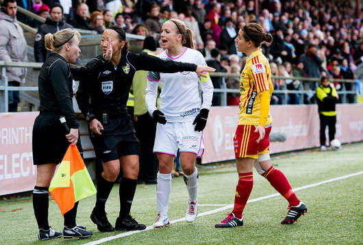 domare Jenny Palmqvist pratar med assisterande domaren,