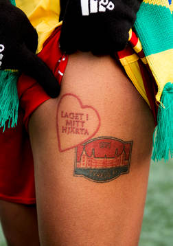 Elaine Moura, Tyresö visar sin nya tatuering