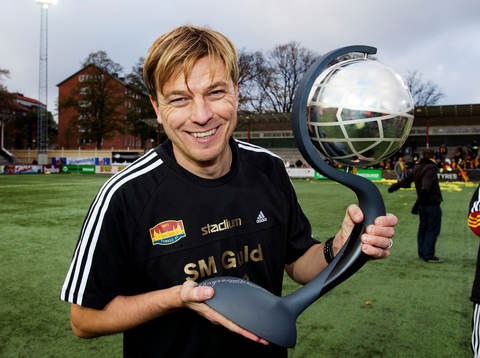 Tony Gustavsson, tränare Tyresö med pokalen,