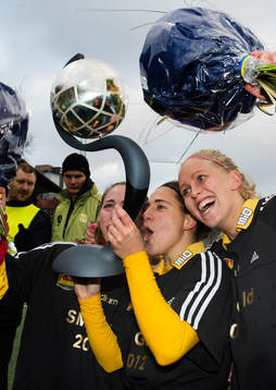 Veronica Boquete, Tyresö, håller pokalen
