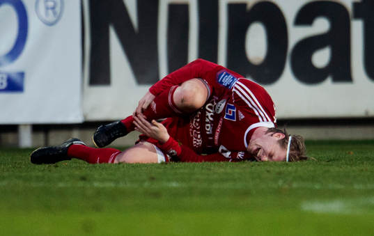 Erik Nilsson, Degerfors, stämplas av Dennis Melander,