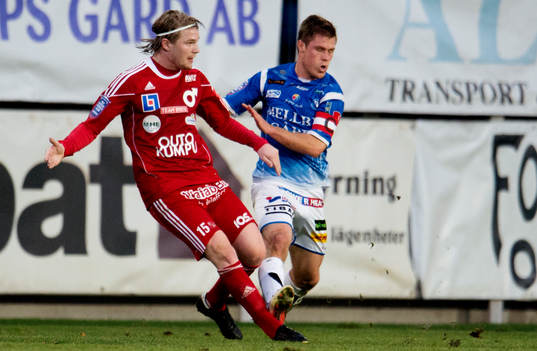 Erik Nilsson, Degerfors, stämplas av Dennis Melander,