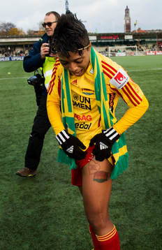 Elaine Moura, Tyresö, visar sin tatuering