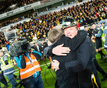 Jörgen Lennartsson, chefstränare kramas om av Elfsborgs