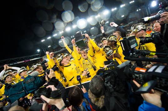 Andreas Klarström lyfter pokalen. IF Elfsborg jubel