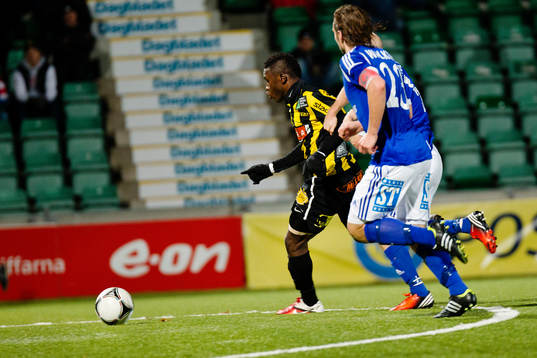 Häckens #18 Waris Majeed tar sig förbi GIF Sundsvalls #23