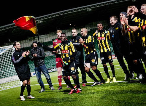Häckens #18 Waris Majeed flaggar och firar segern och