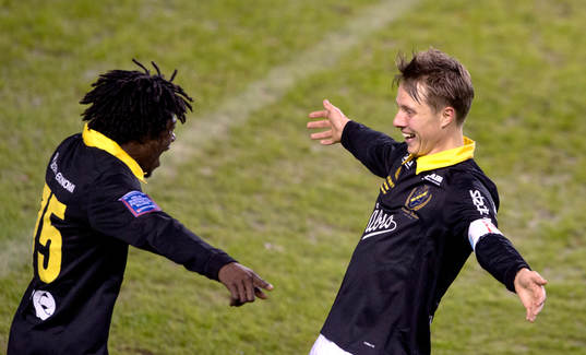 Målskyttarna Mohamed Bangura och Viktor Lundberg jublar
