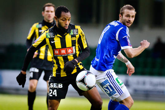 Häckens #24 René Makondele i näkamp med GIF Sundsvalls