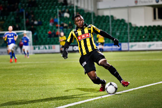 Häckens #18 Waris Majeed stoppar en boll från att gå